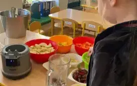 Pracowite Smerfy w roli małych kucharzy (17)