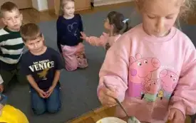 Pracowite Smerfy w roli małych kucharzy (14)