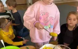 Pracowite Smerfy w roli małych kucharzy (13)