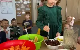 Pracowite Smerfy w roli małych kucharzy (11)