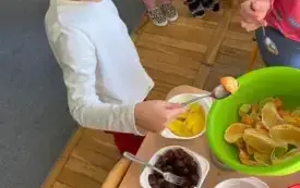 Pracowite Smerfy w roli małych kucharzy (9)