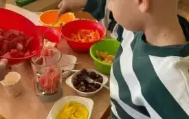 Pracowite Smerfy w roli małych kucharzy (8)