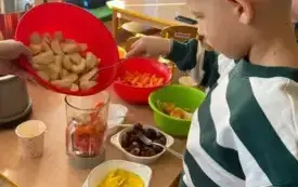 Pracowite Smerfy w roli małych kucharzy (7)