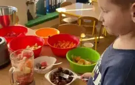 Pracowite Smerfy w roli małych kucharzy (6)
