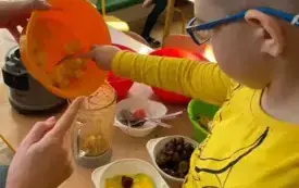 Pracowite Smerfy w roli małych kucharzy (3)