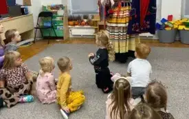Przedszkolaki poznają polskie stroje ludowe (64)