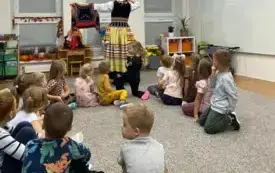 Przedszkolaki poznają polskie stroje ludowe (62)