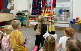Przedszkolaki poznają polskie stroje ludowe (61)