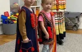 Przedszkolaki poznają polskie stroje ludowe (57)