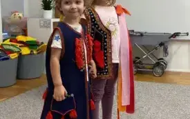 Przedszkolaki poznają polskie stroje ludowe (56)