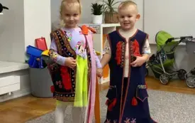 Przedszkolaki poznają polskie stroje ludowe (55)