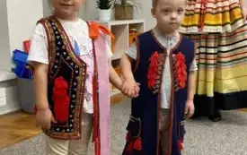 Przedszkolaki poznają polskie stroje ludowe (52)