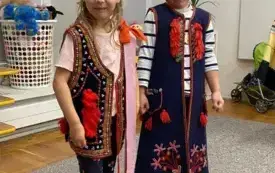 Przedszkolaki poznają polskie stroje ludowe (51)