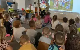 Przedszkolaki poznają polskie stroje ludowe (49)