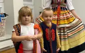 Przedszkolaki poznają polskie stroje ludowe (48)