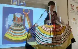 Przedszkolaki poznają polskie stroje ludowe (46)