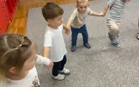 Przedszkolaki poznają polskie stroje ludowe (45)