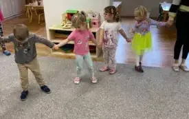 Przedszkolaki poznają polskie stroje ludowe (44)