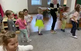 Przedszkolaki poznają polskie stroje ludowe (43)