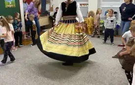 Przedszkolaki poznają polskie stroje ludowe (42)