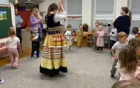 Przedszkolaki poznają polskie stroje ludowe (41)