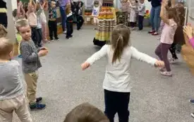 Przedszkolaki poznają polskie stroje ludowe (39)