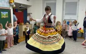 Przedszkolaki poznają polskie stroje ludowe (38)