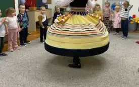 Przedszkolaki poznają polskie stroje ludowe (37)