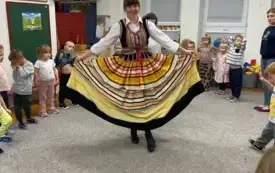 Przedszkolaki poznają polskie stroje ludowe (36)