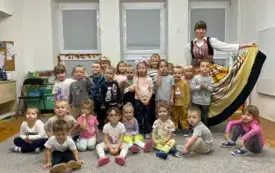 Przedszkolaki poznają polskie stroje ludowe (35)