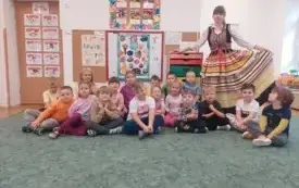 Przedszkolaki poznają polskie stroje ludowe (34)