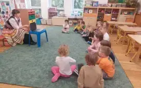 Przedszkolaki poznają polskie stroje ludowe (33)