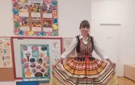 Przedszkolaki poznają polskie stroje ludowe (32)