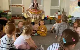 Przedszkolaki poznają polskie stroje ludowe (1)