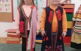 .Przedszkolaki poznają polskie stroje ludowe (9)