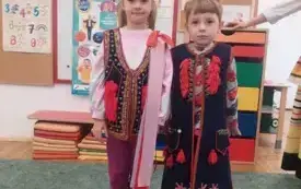 .Przedszkolaki poznają polskie stroje ludowe (8)