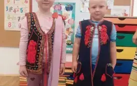 .Przedszkolaki poznają polskie stroje ludowe (6)