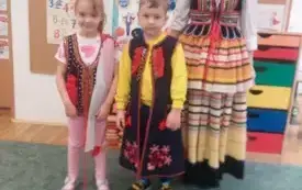 .Przedszkolaki poznają polskie stroje ludowe (2)