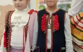 Przedszkolaki poznają polskie tańce i stroje ludowe (7)