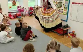 Przedszkolaki poznają polskie tańce i stroje ludowe (6)