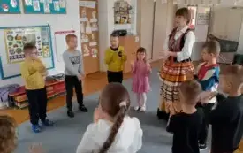 Przedszkolaki poznają polskie tańce i stroje ludowe (5)