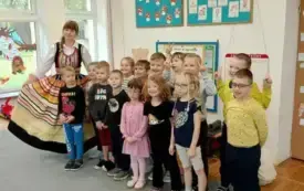 Przedszkolaki poznają polskie tańce i stroje ludowe (4)