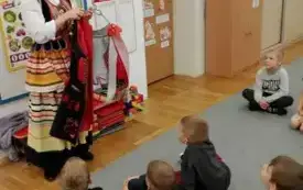 Przedszkolaki poznają polskie tańce i stroje ludowe (2)
