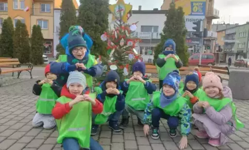 Zdjęcie do Wspominki z ubierania Świątecznego drzewka na Pl. Kościuszki w ramach miejskiej inicjatywy ,,Choinka pod choinkę&quot;