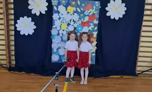 Zdjęcie do Mariia i Jagoda z S&Oacute;WEK w Powiatowym Konkursie ,, Cztery Pory Roku w Wierszu i Piosence &quot;