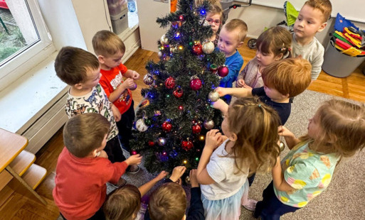 Zdjęcie do Ubieranie choinki w Sprytnych Liskach